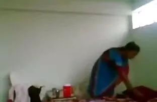 सुनहरे बालों वाली समलैंगिक मास्टर अपने हिंदी सेक्सी मूवी हिंदी सेक्सी फिल्म युवा गुलाम पीड़ा को कपड़ेपिन का उपयोग करता है