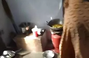 सुंदर प्रेमिका उसके समीप पोशाक सेक्सी मूवी हद मैं खींचती है
