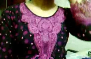 बालों वाली शौकिया फूहड़ गड़बड़ है, सेक्सी पिक्चर हिंदी फुल मूवी जबकि वह फोन पर है