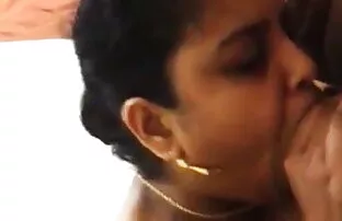 उसके बड़े कैटरीना कैफ सेक्सी मूवी स्तन के साथ जादू बनाता है