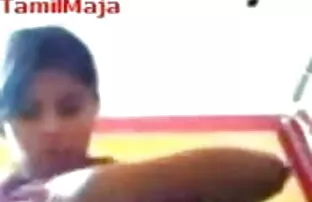 शरारती नौकरानी fucks ब्लू सेक्सी मूवी फिल्म एक dildo