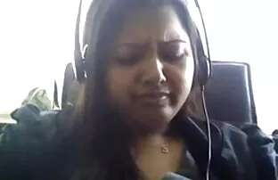 वह देखता है उसके दोस्त खुद हिंदी में सेक्सी मूवी हिंदी के साथ खेलते हैं