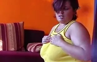 सुनहरे बालों वाली बेब स्ट्रिप्स और उंगलियों के सेक्स हड मूवी साथ